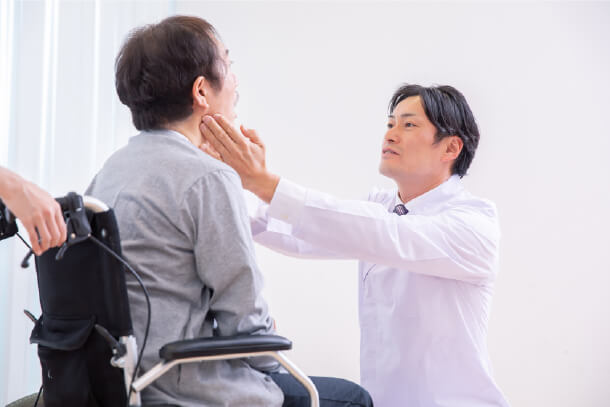 訪問診療で診察しているイメージ写真